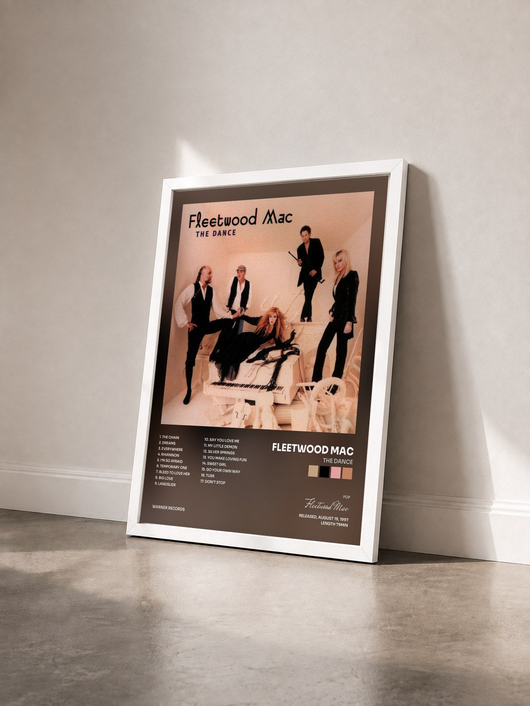 #blanc The Dance von Fleetwood Mac als gerahmter Kunstdruck von schräg gesehen, weißer Rahmen