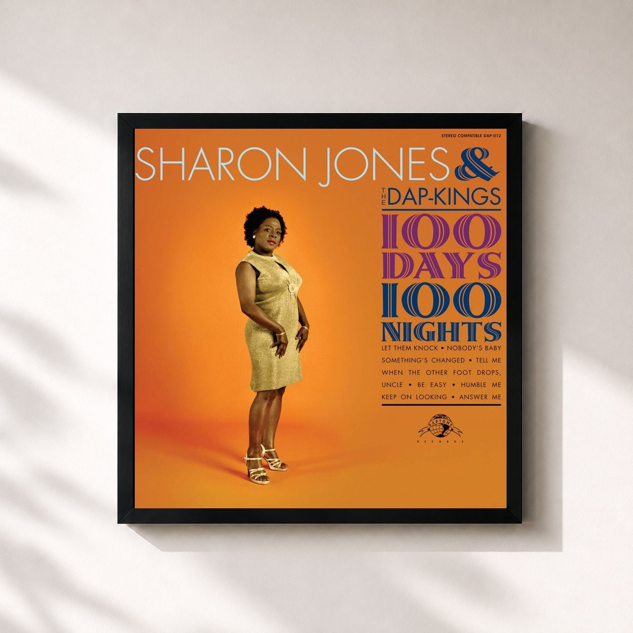 #noir Tableau carré de l'album 100 Days, 100 Nights de Sharon Jones & The Dap-Kings, cadre noir 32x32 cm