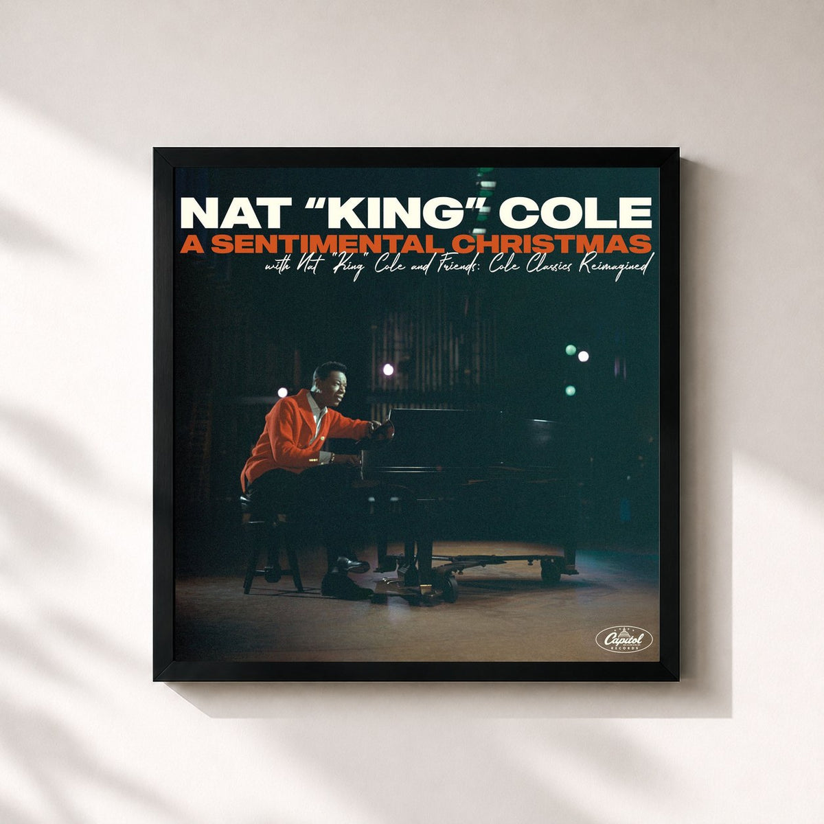 #noir A Sentimental Christmas With Nat King Cole And Friends: Cole Classics Reimagined von Nat King Cole als quadratischer Kunstdruck, schwarzer Rahmen 32x32 cm