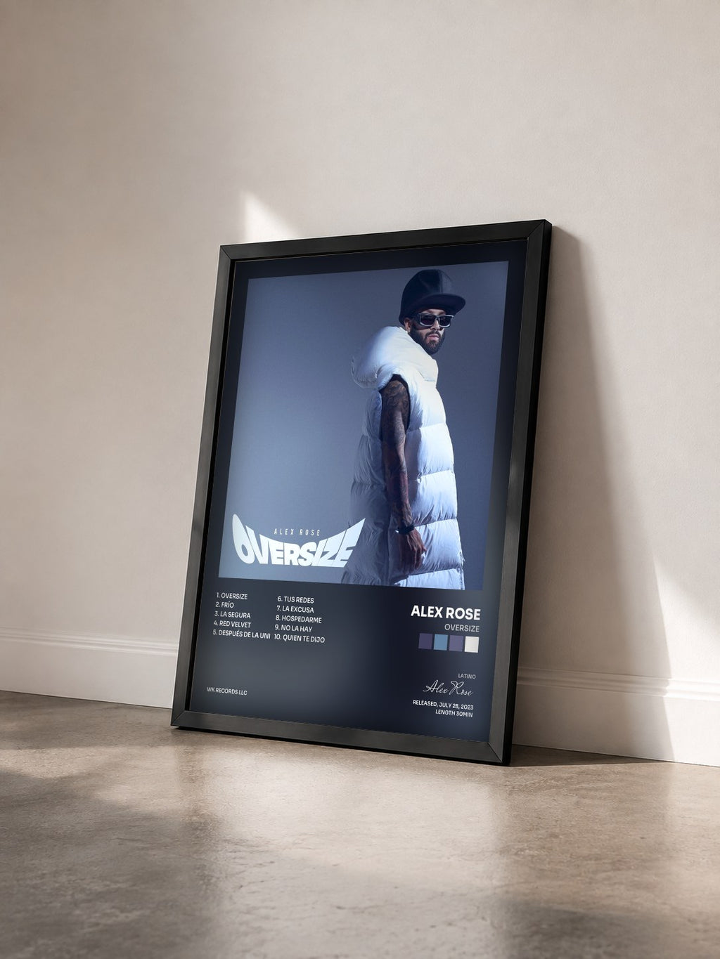 #noir Oversize di Alex Rose in stampa incorniciata vista di tre quarti, cornice nera