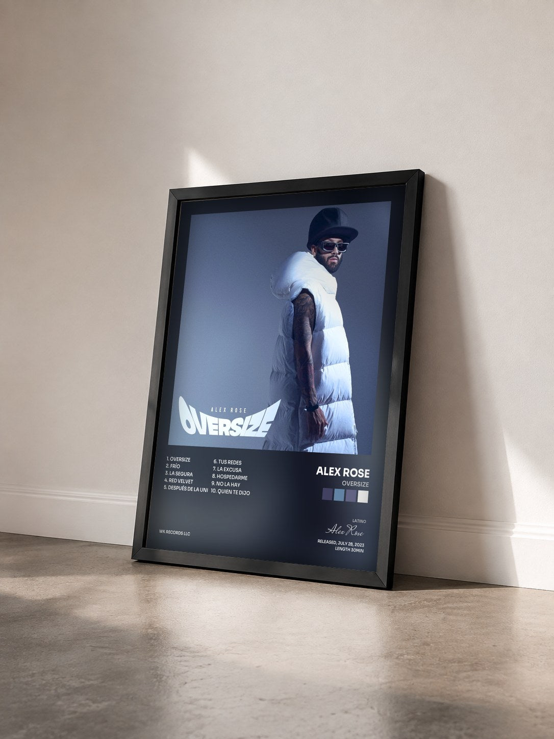 #noir Tableau de l'album Oversize de Alex Rose vu de trois quarts, cadre noir