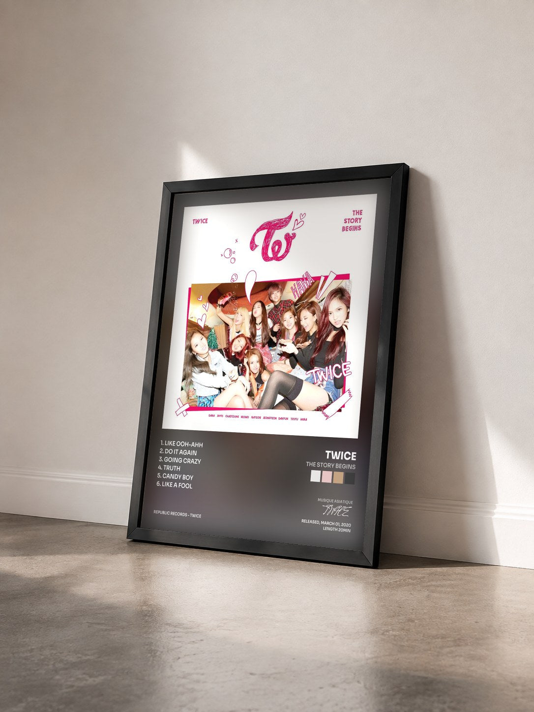#noir Tableau de l'album The Story Begins de TWICE vu de trois quarts, cadre noir
