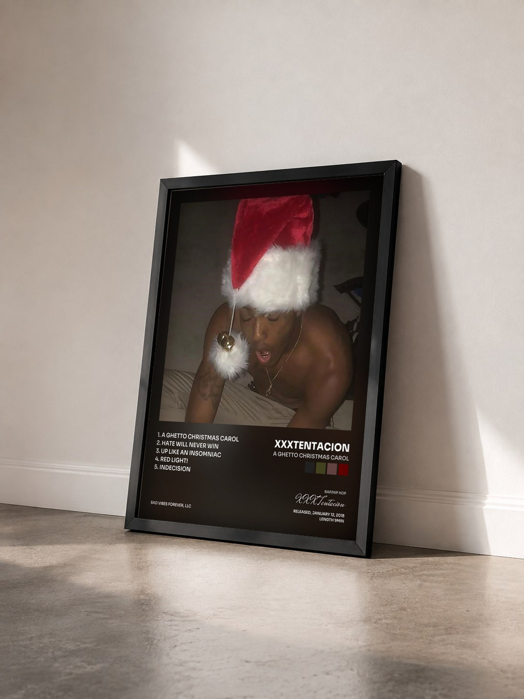 #noir Tableau de l'album A GHETTO CHRISTMAS CAROL de XXXTentacion vu de trois quarts, cadre noir
