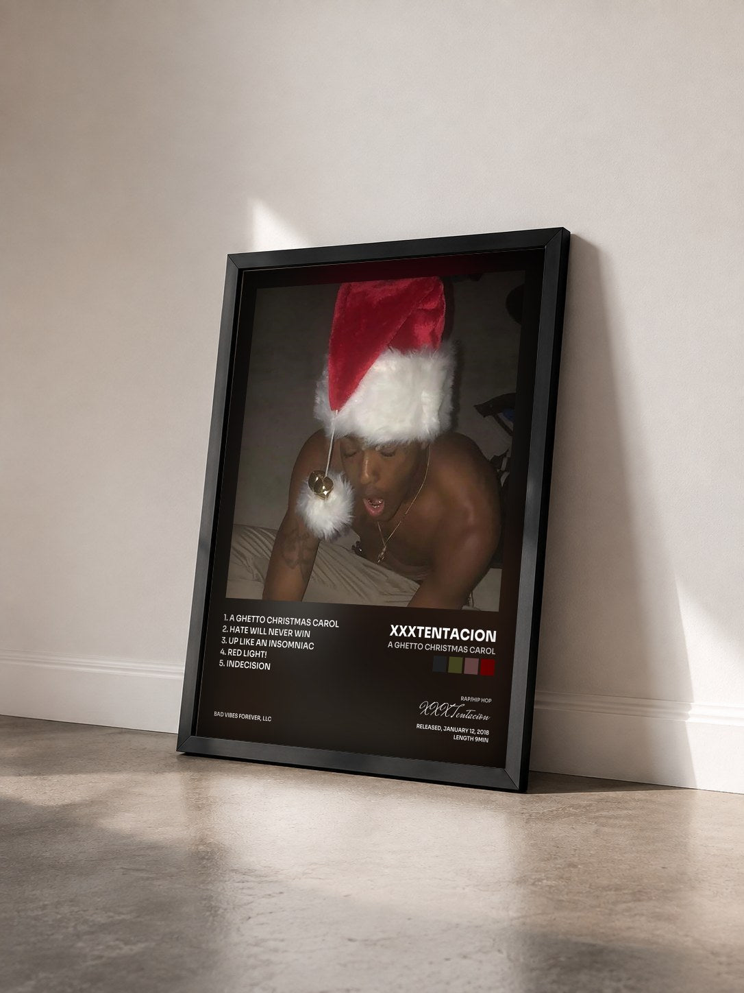#noir Tableau de l'album A GHETTO CHRISTMAS CAROL de XXXTentacion vu de trois quarts, cadre noir