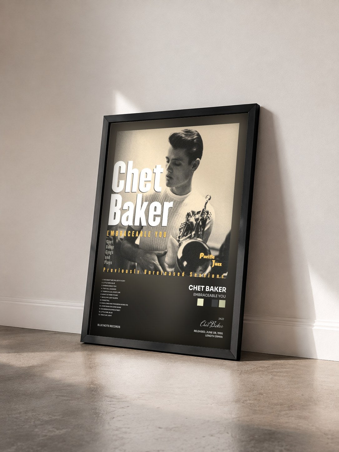 #noir Tableau de l'album Embraceable You de Chet Baker vu de trois quarts, cadre noir