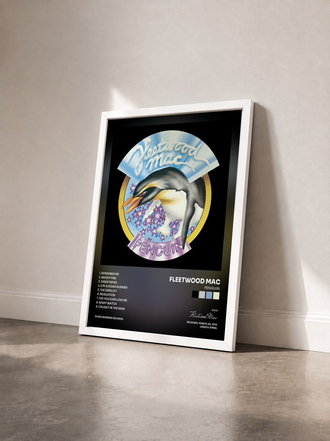 #blanc Penguin von Fleetwood Mac als gerahmter Kunstdruck von schräg gesehen, weißer Rahmen