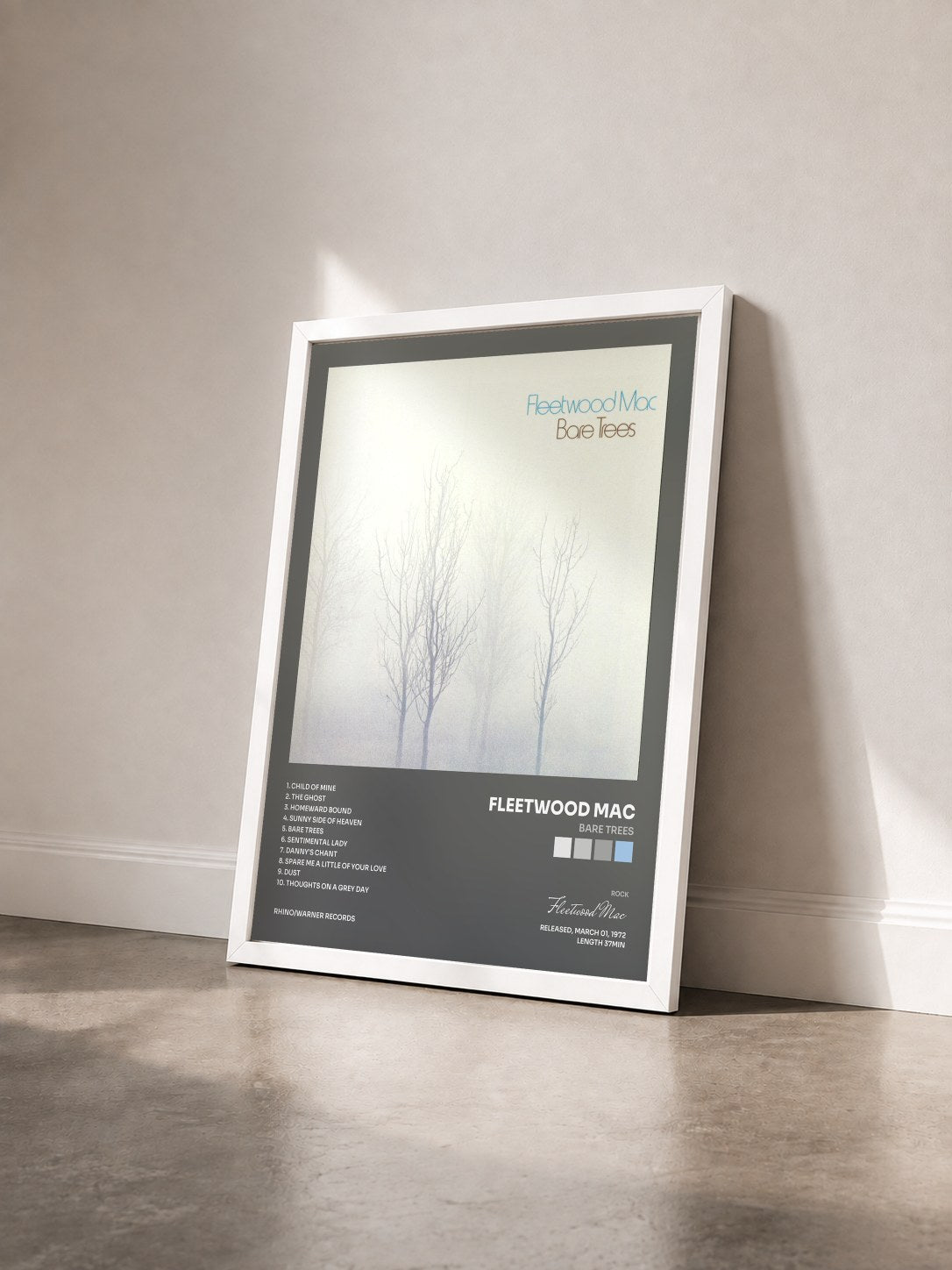 #blanc Bare Trees von Fleetwood Mac als gerahmter Kunstdruck von schräg gesehen, weißer Rahmen