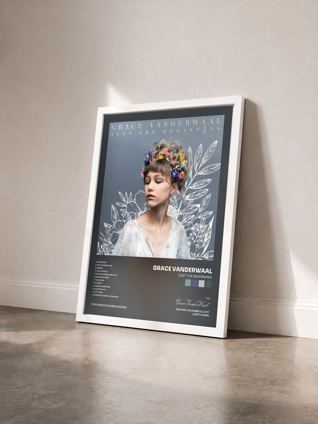 #blanc Tableau de l'album Just The Beginning de Grace VanderWaal vu de trois quarts, cadre blanc