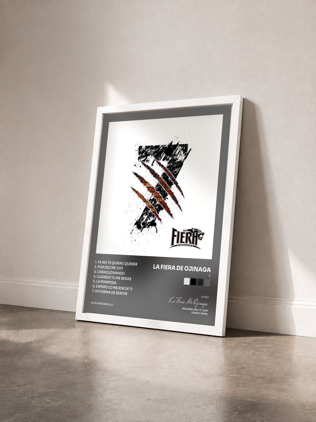 #blanc Tableau de l'album 7 de La Fiera De Ojinaga vu de trois quarts, cadre blanc