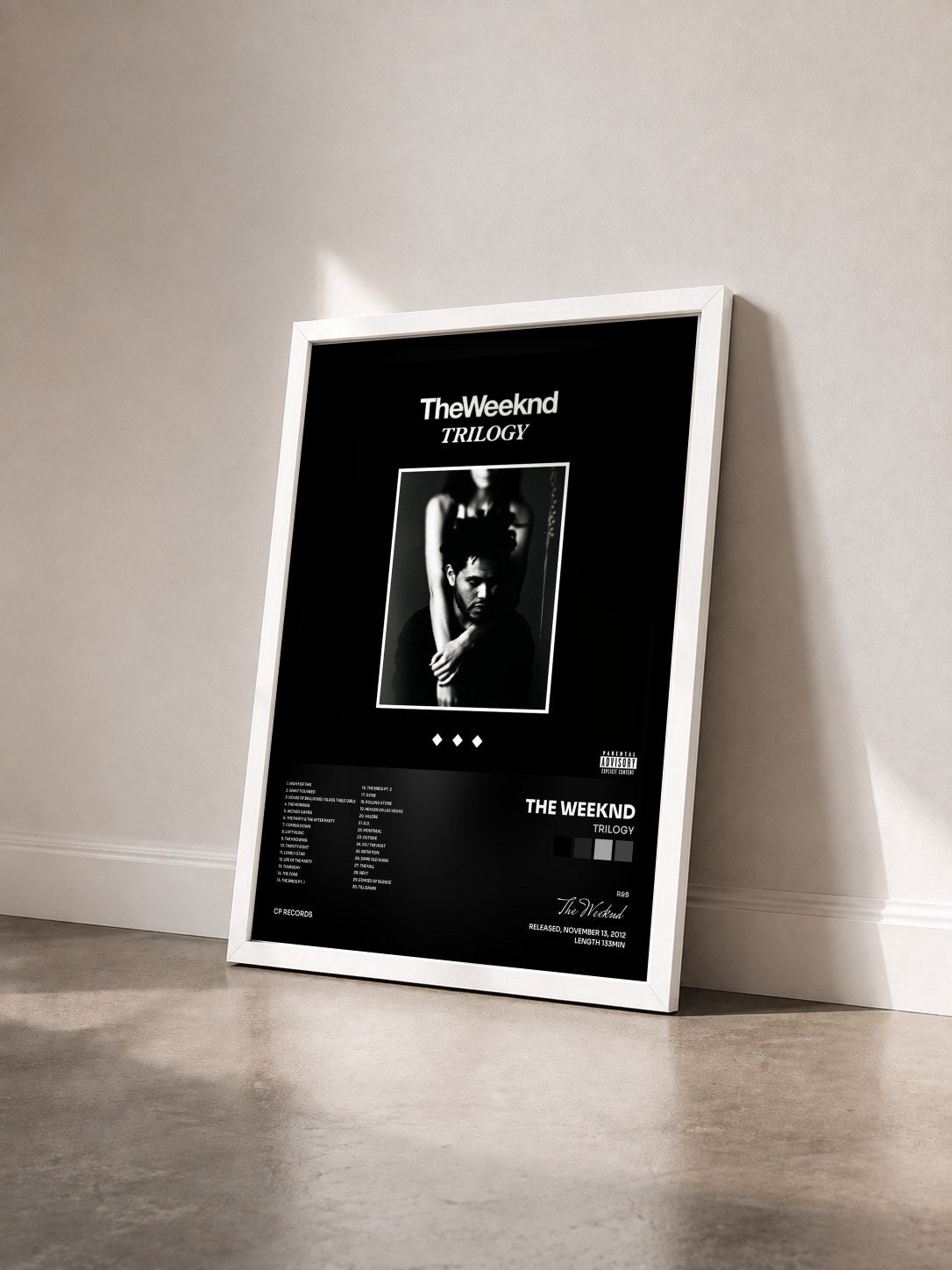 #blanc Tableau de l'album Trilogy de The Weeknd vu de trois quarts, cadre blanc