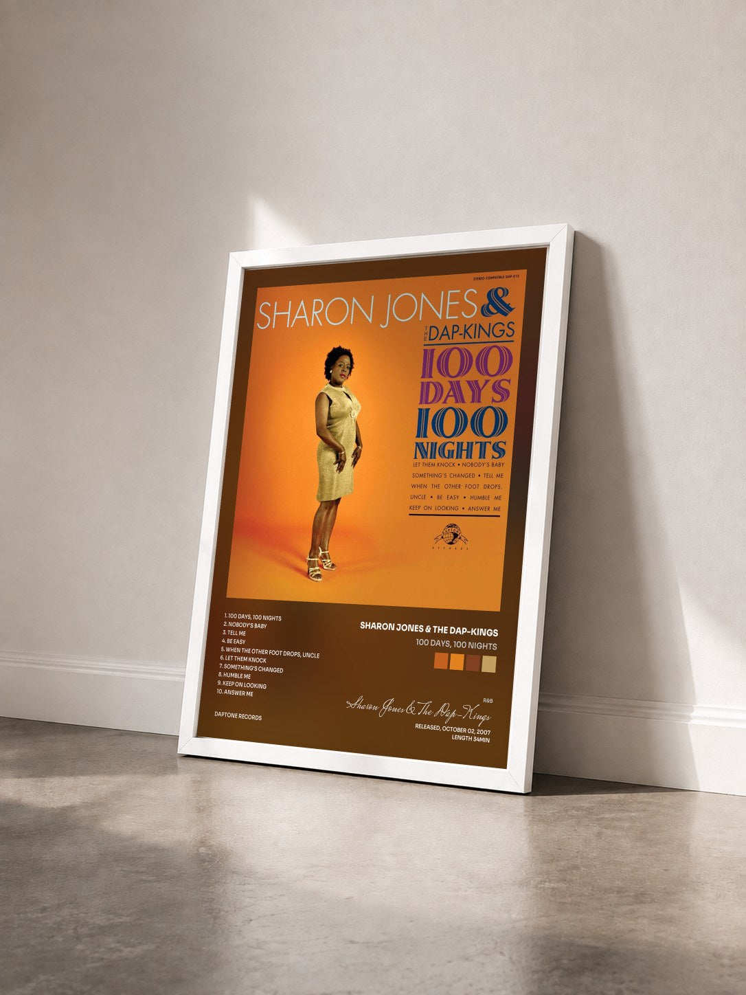 #blanc Tableau de l'album 100 Days, 100 Nights de Sharon Jones & The Dap-Kings vu de trois quarts, cadre blanc