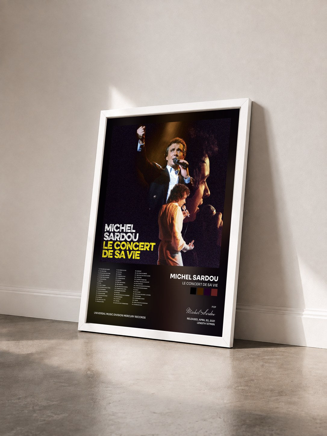 #blanc Le concert de sa vie de Michel Sardou en lámina enmarcada vista de tres cuartos, marco blanco