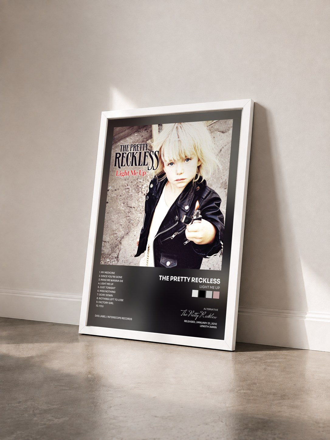 #blanc Tableau de l'album Light Me Up de The Pretty Reckless vu de trois quarts, cadre blanc
