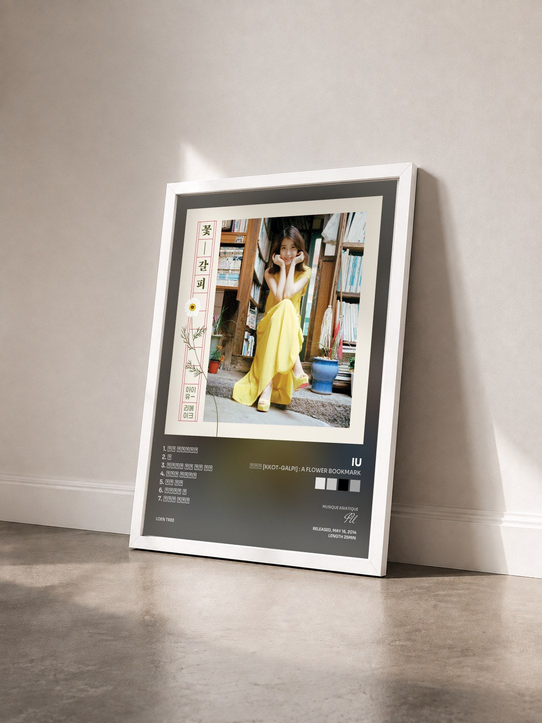 #blanc Tableau de l'album 꽃갈피 [Kkot-Galpi] : A flower bookmark de IU vu de trois quarts, cadre blanc