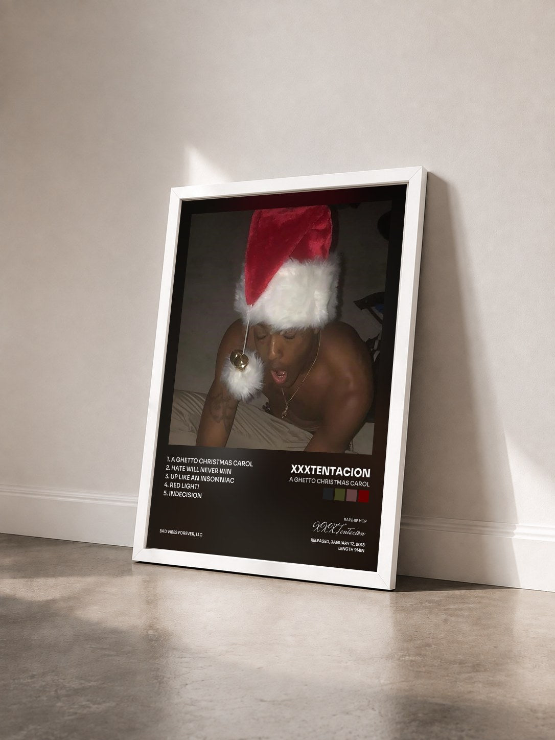 #blanc Tableau de l'album A GHETTO CHRISTMAS CAROL de XXXTentacion vu de trois quarts, cadre blanc