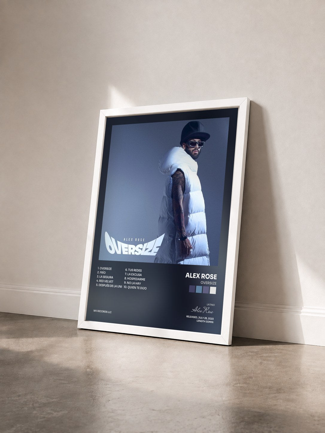 #blanc Tableau de l'album Oversize de Alex Rose vu de trois quarts, cadre blanc