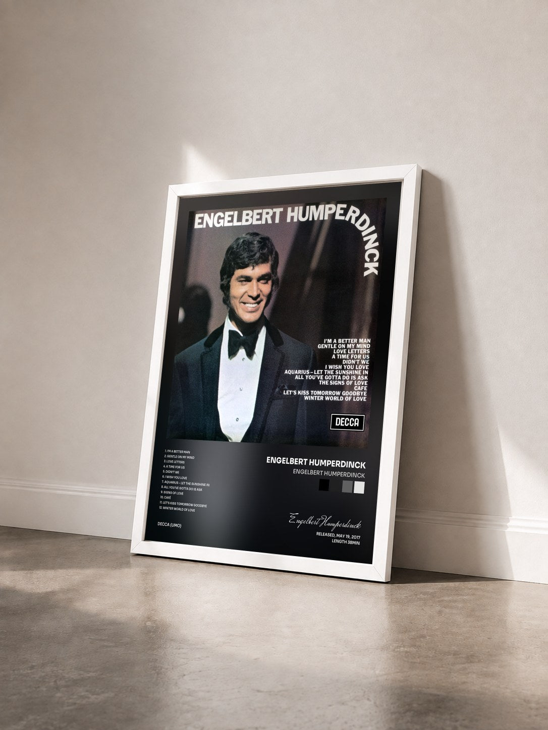 #blanc Tableau de l'album Engelbert Humperdinck de Engelbert Humperdinck vu de trois quarts, cadre blanc