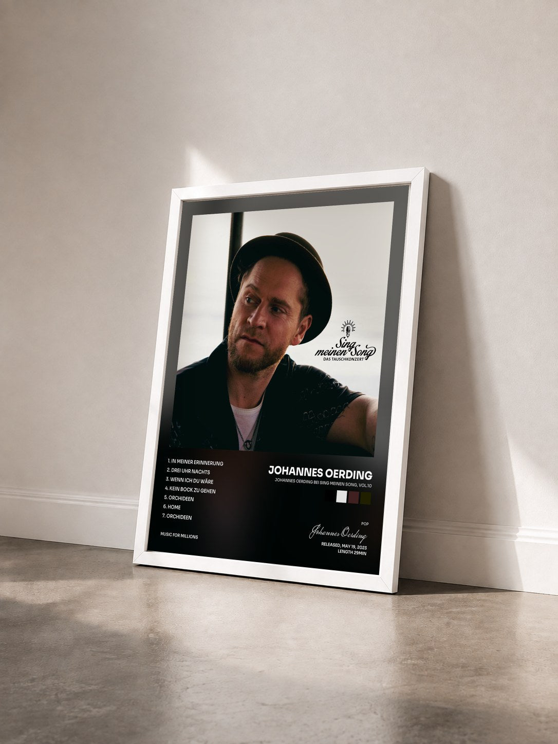 #blanc Tableau de l'album Johannes Oerding bei Sing meinen Song, Vol.10 de Johannes Oerding vu de trois quarts, cadre blanc