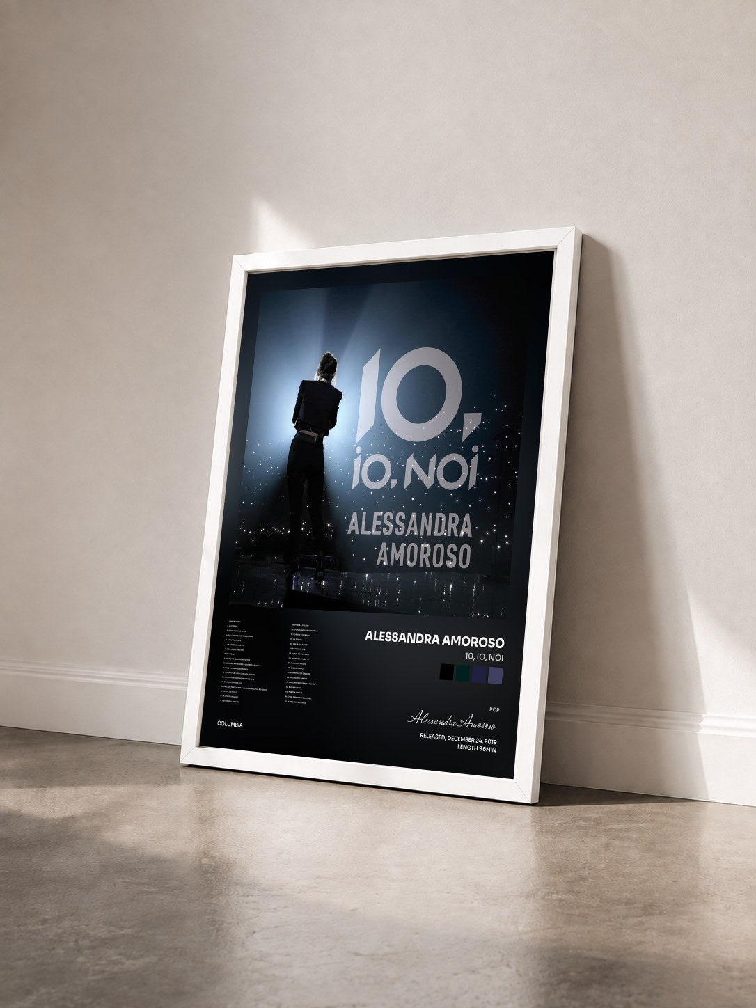 #blanc Tableau de l'album 10, IO, NOI de Alessandra Amoroso vu de trois quarts, cadre blanc