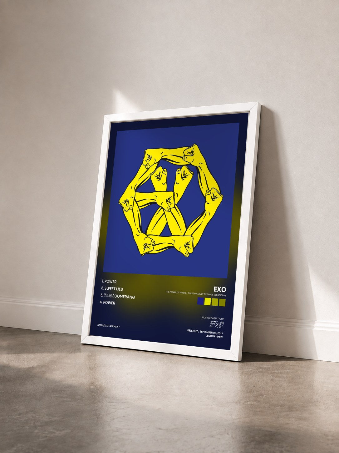 #blanc Tableau de l'album THE POWER OF MUSIC – The 4th Album ‘THE WAR’ Repackage de EXO vu de trois quarts, cadre blanc