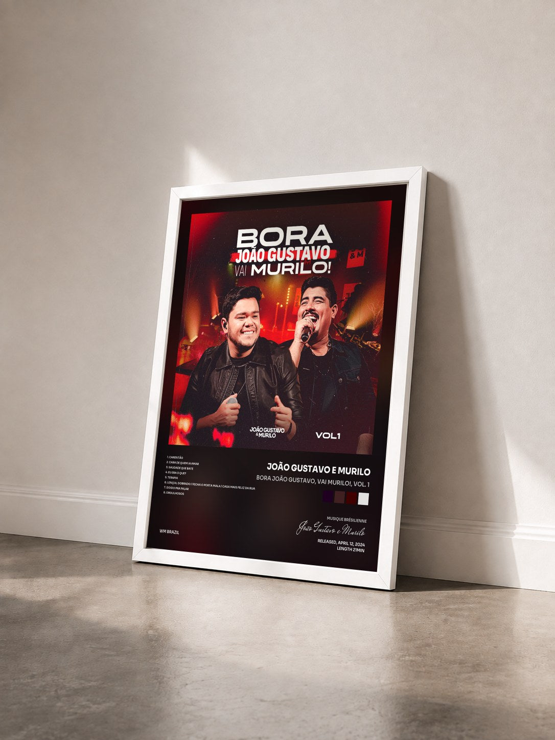 #blanc Tableau de l'album Bora João Gustavo, Vai Murilo!, Vol. 1 de João Gustavo e Murilo vu de trois quarts, cadre blanc