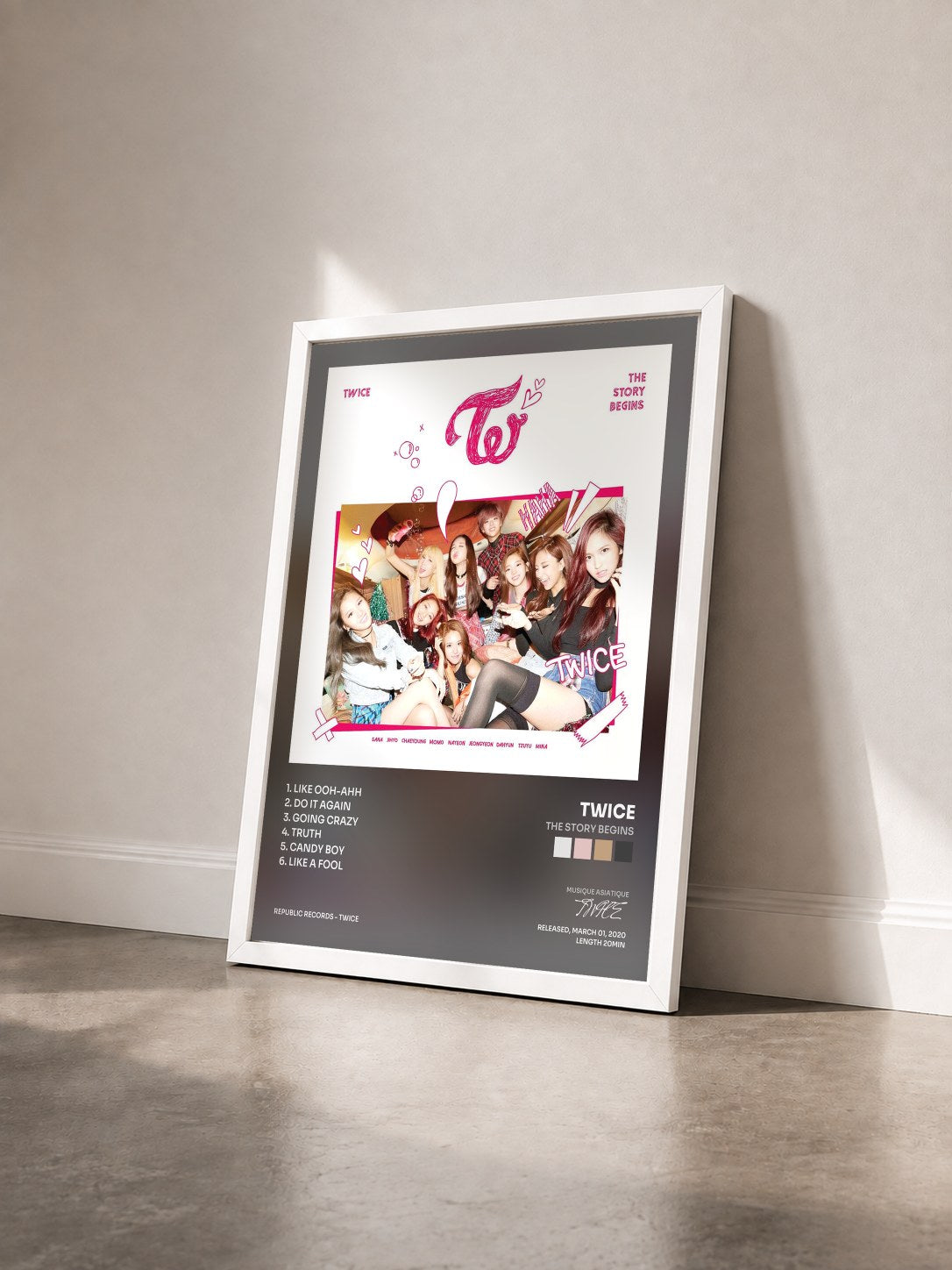 #blanc Tableau de l'album The Story Begins de TWICE vu de trois quarts, cadre blanc