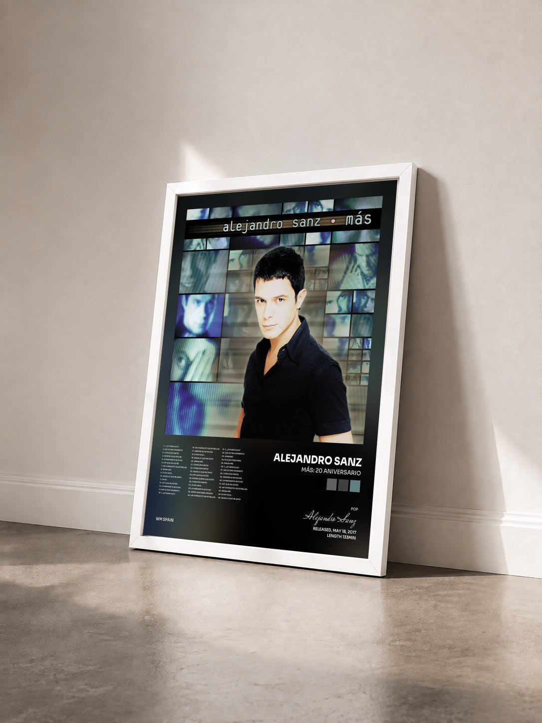 #blanc Tableau de l'album Más: 20 Aniversario de Alejandro Sanz vu de trois quarts, cadre blanc