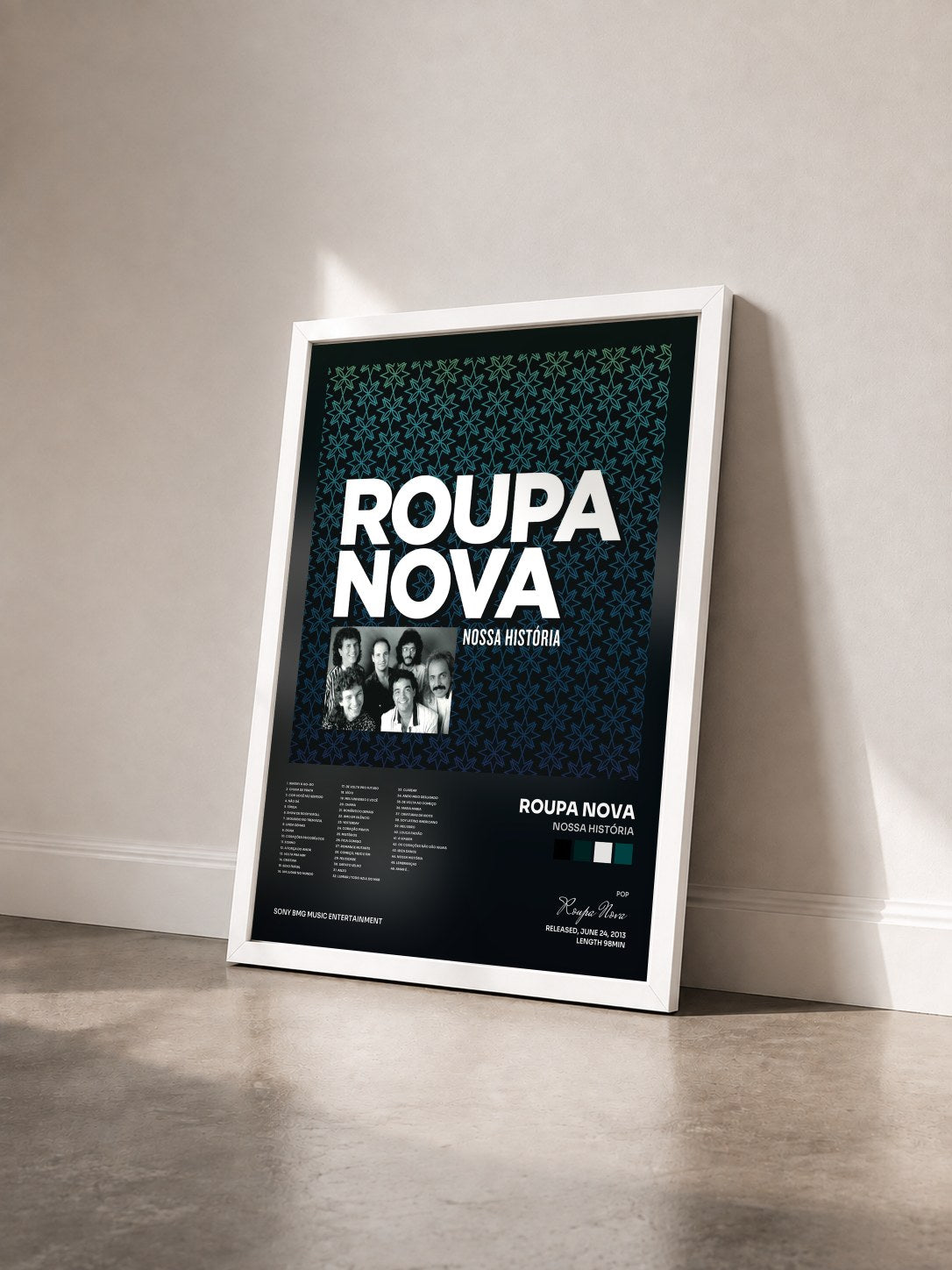 #blanc Tableau de l'album Nossa História de Roupa Nova vu de trois quarts, cadre blanc