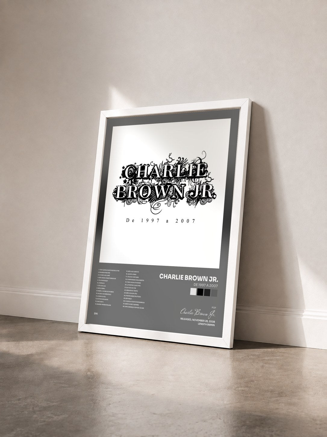 #blanc Tableau de l'album De 1997 A 2007 de Charlie Brown Jr. vu de trois quarts, cadre blanc