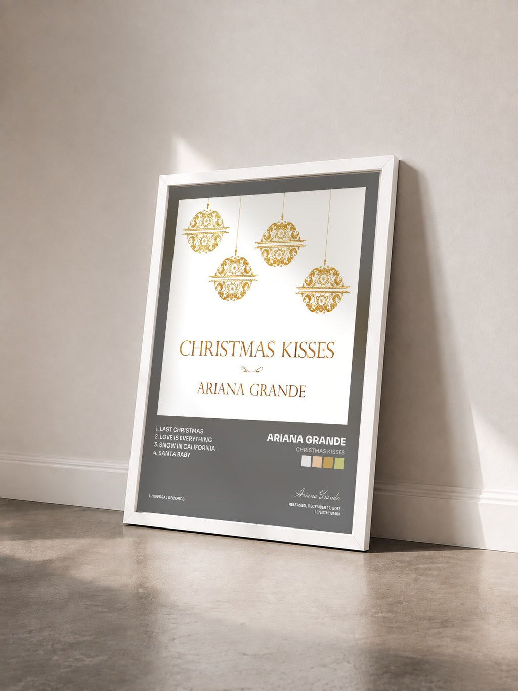 #blanc Tableau de l'album Christmas Kisses de Ariana Grande vu de trois quarts, cadre blanc