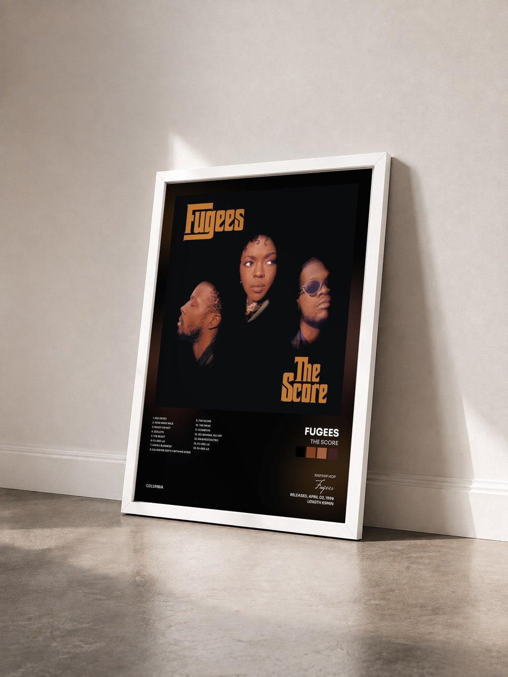 #blanc The Score de Fugees en lámina enmarcada vista de tres cuartos, marco blanco