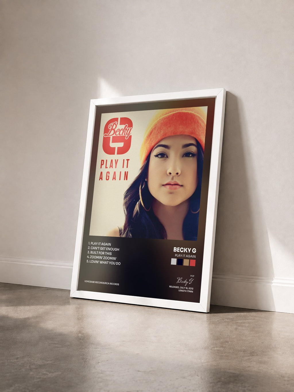 #blanc Play It Again von Becky G als gerahmter Kunstdruck von schräg gesehen, weißer Rahmen