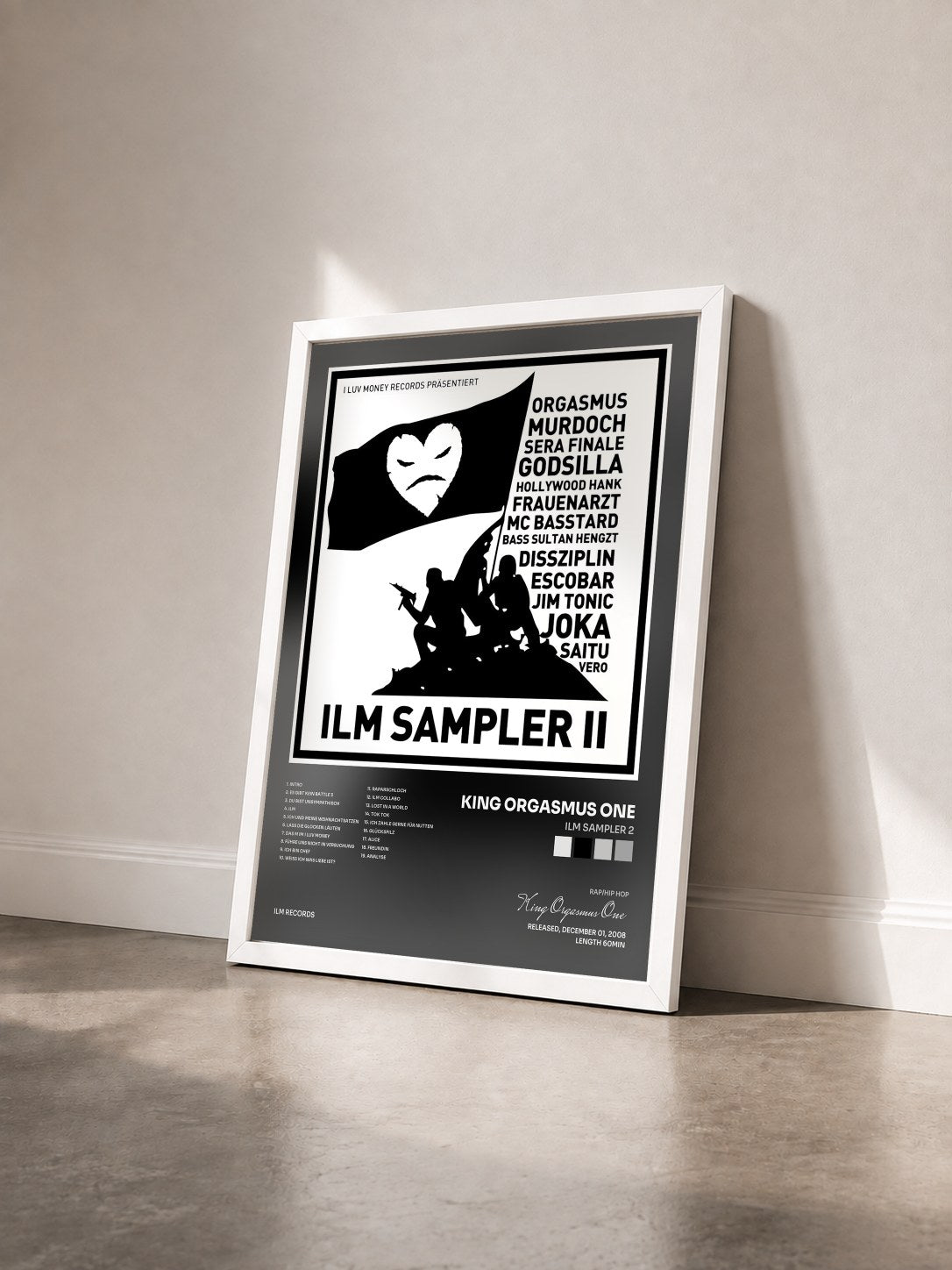 #blanc Tableau de l'album ILM Sampler 2 de King Orgasmus One vu de trois quarts, cadre blanc