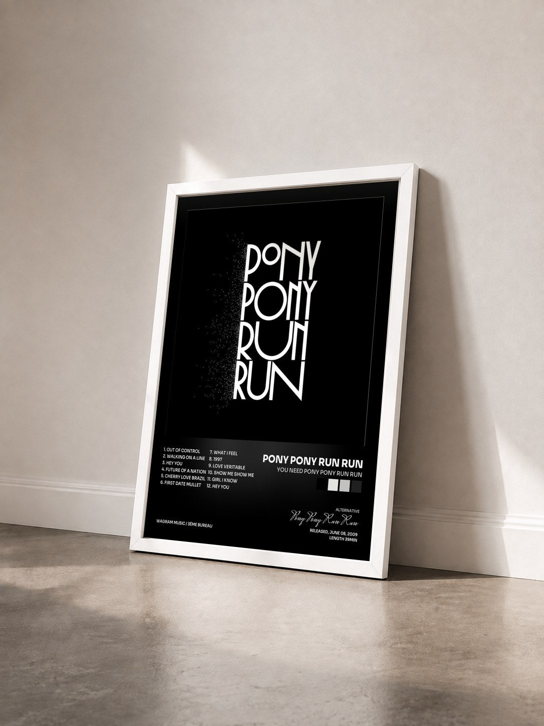 #blanc Tableau de l'album You need Pony Pony Run Run de Pony Pony Run Run vu de trois quarts, cadre blanc