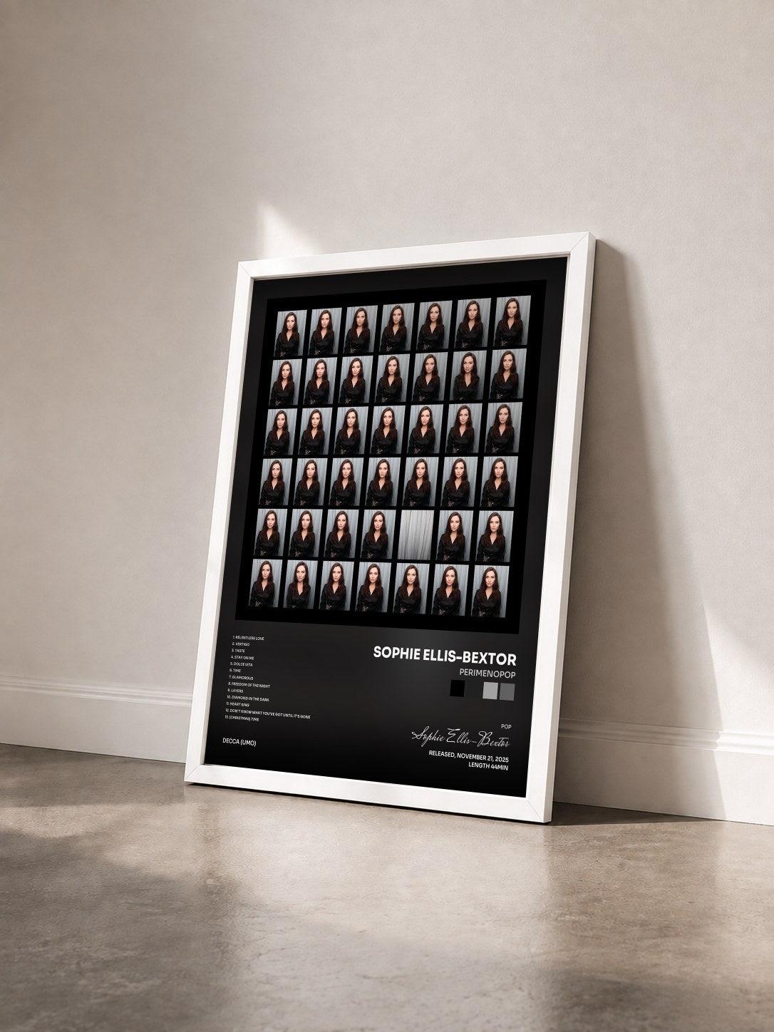 #blanc Tableau de l'album Perimenopop de Sophie Ellis-Bextor vu de trois quarts, cadre blanc