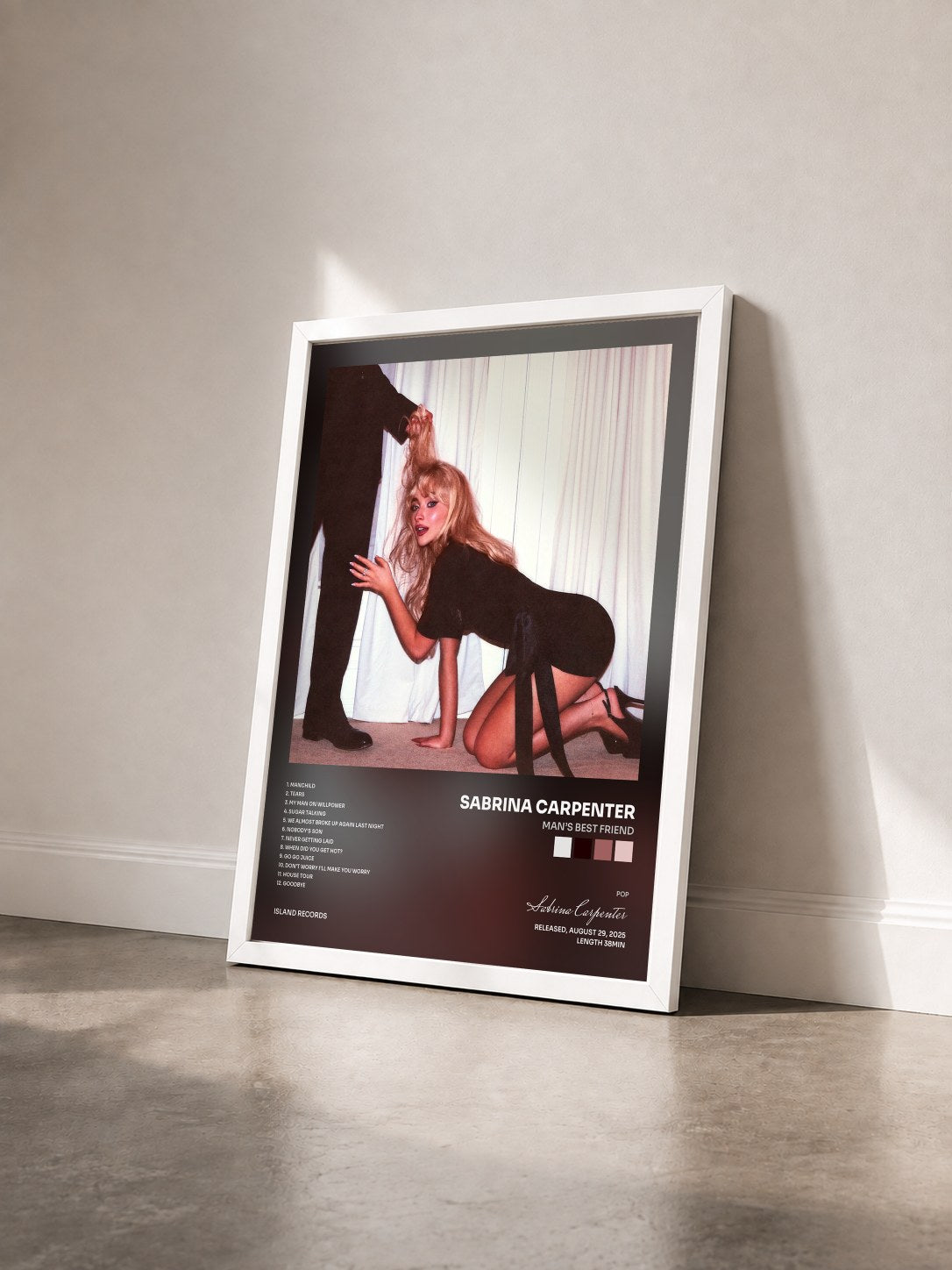 #blanc Tableau de l'album Man’s Best Friend de Sabrina Carpenter vu de trois quarts, cadre blanc