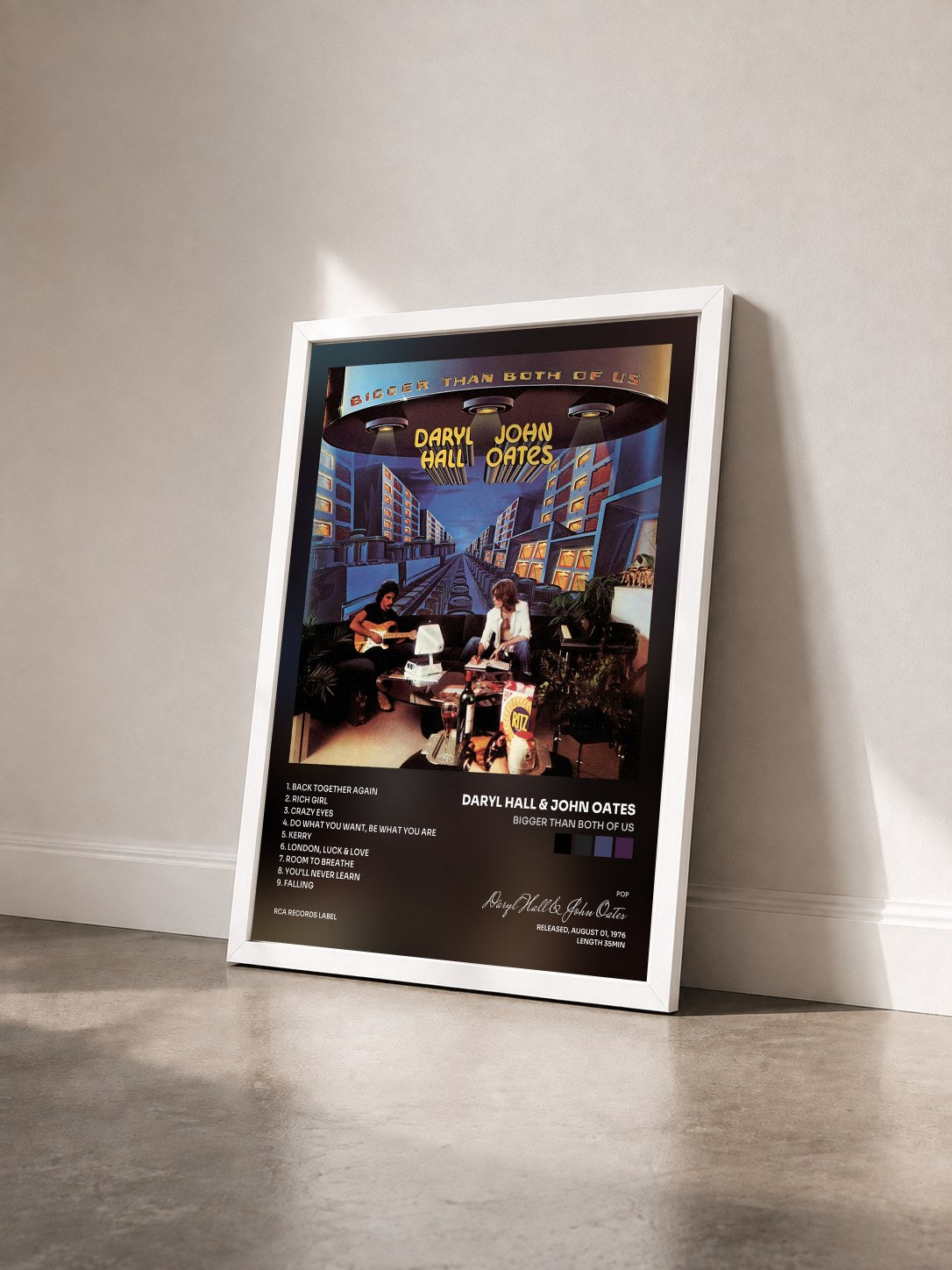 #blanc Tableau de l'album Bigger Than Both Of Us de Daryl Hall & John Oates vu de trois quarts, cadre blanc