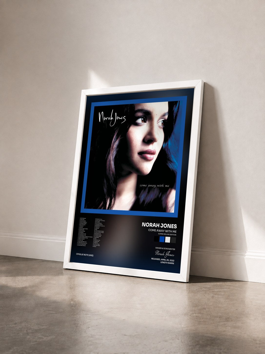 #blanc Tableau de l'album Come Away With Me (Super Deluxe Edition) de Norah Jones vu de trois quarts, cadre blanc