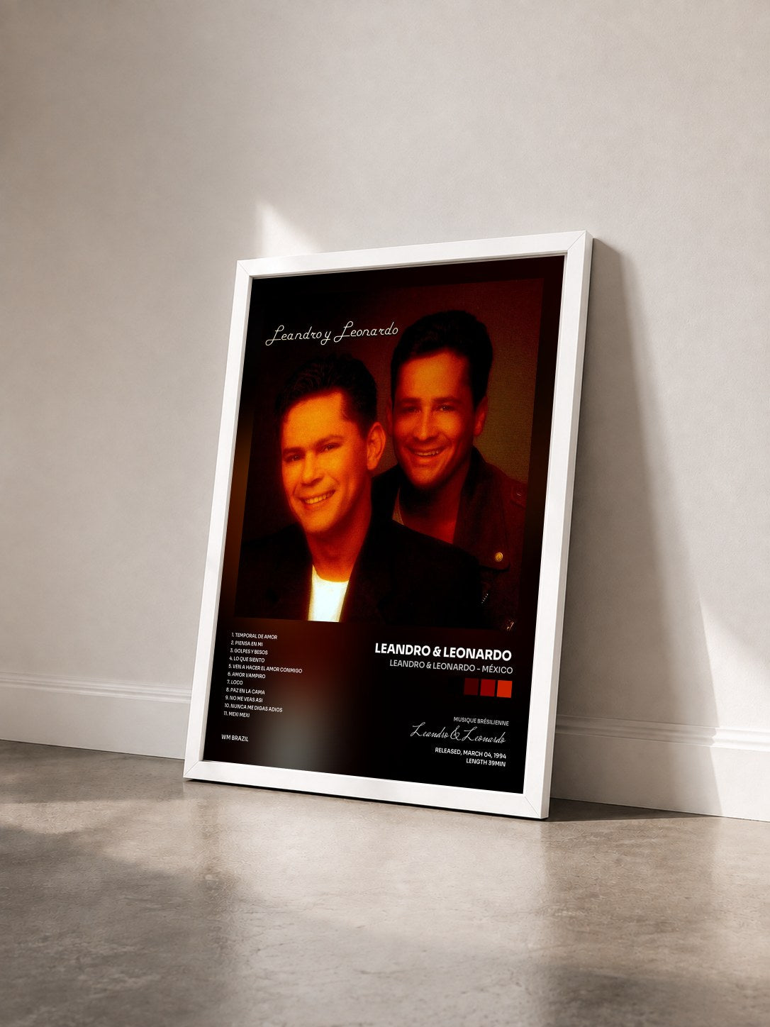 #blanc Tableau de l'album Leandro & Leonardo - México de Leandro & Leonardo  vu de trois quarts, cadre blanc