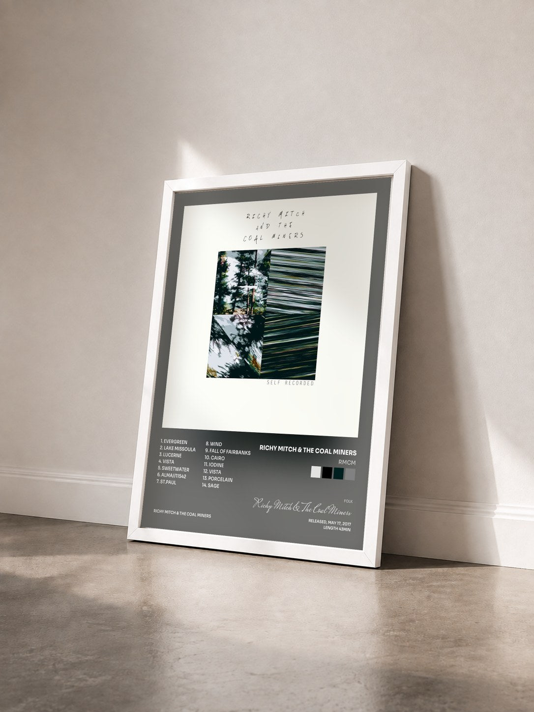 #blanc Tableau de l'album RMCM de Richy Mitch & The Coal Miners vu de trois quarts, cadre blanc