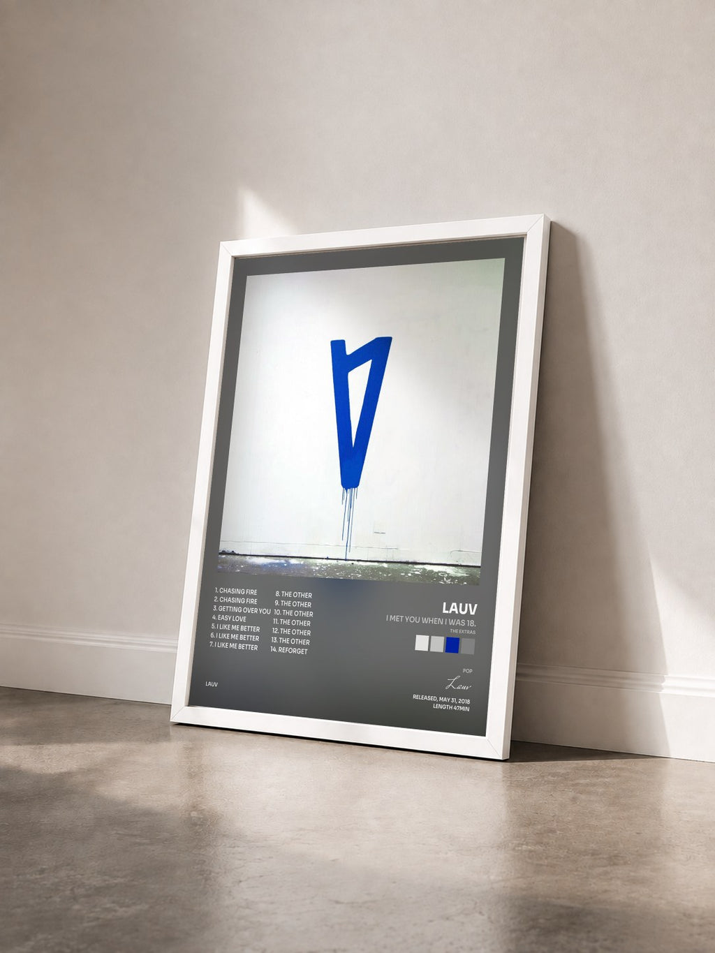#blanc I met you when I was 18. (the extras) von Lauv als gerahmter Kunstdruck von schräg gesehen, weißer Rahmen