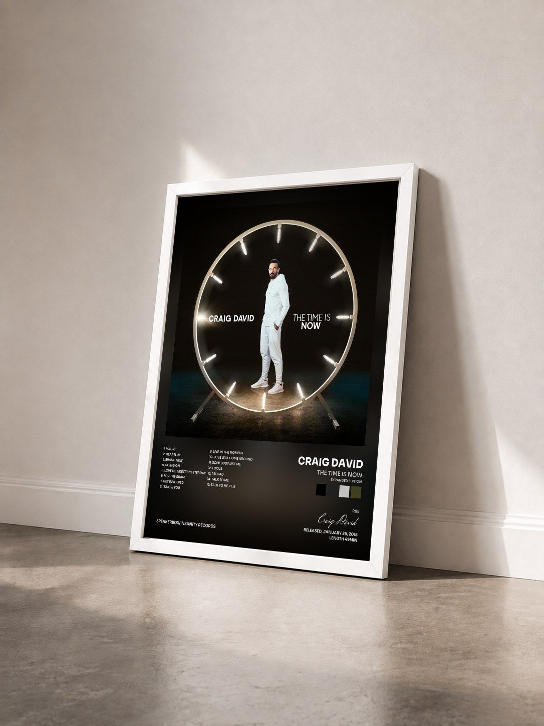 #blanc Tableau de l'album The Time Is Now (Expanded Edition) de Craig David vu de trois quarts, cadre blanc