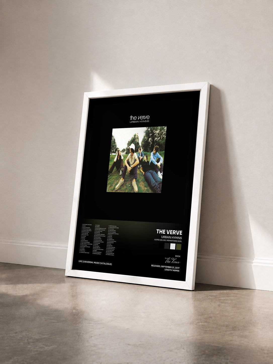#blanc Urban Hymns (Super Deluxe / Remastered 2016) di The Verve in stampa incorniciata vista di tre quarti, cornice bianca