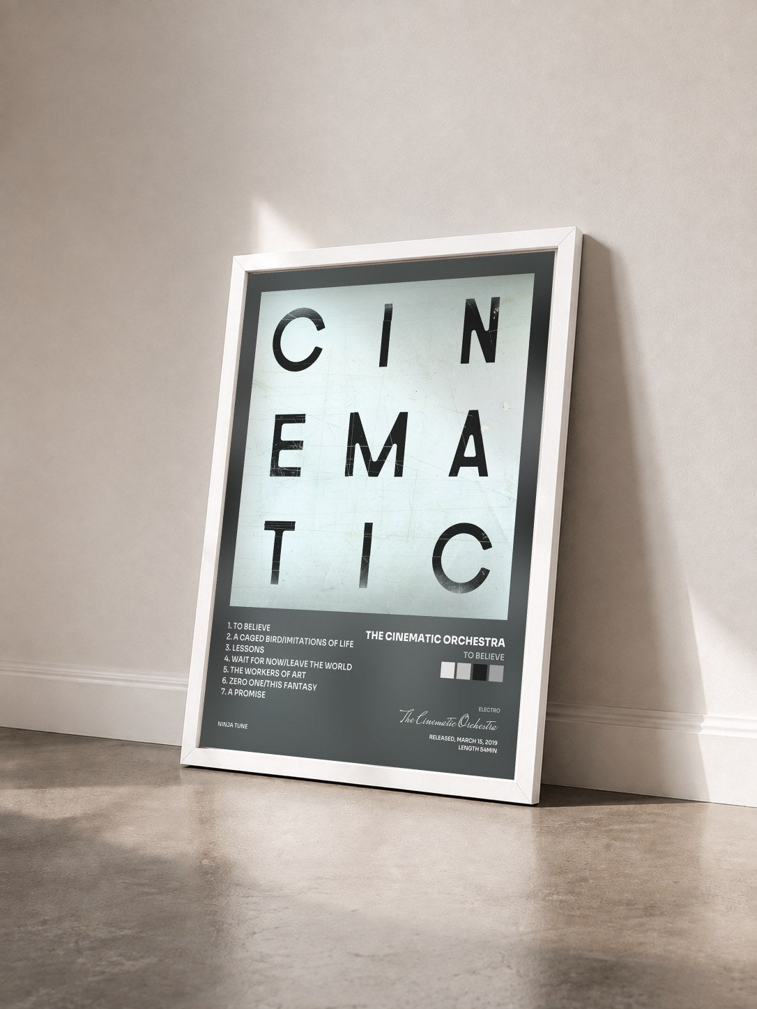 #blanc Tableau de l'album To Believe de The Cinematic Orchestra vu de trois quarts, cadre blanc