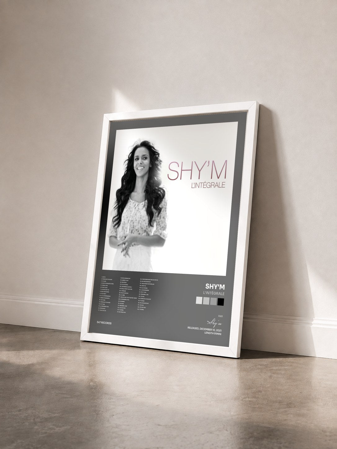 #blanc Tableau de l'album L'intégrale de Shy'm vu de trois quarts, cadre blanc