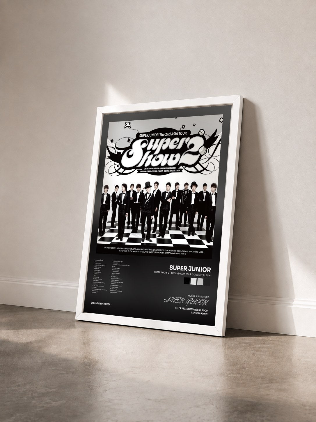 #blanc Tableau de l'album Super Show 2 - The 2nd Asia Tour Concert Album de SUPER JUNIOR vu de trois quarts, cadre blanc