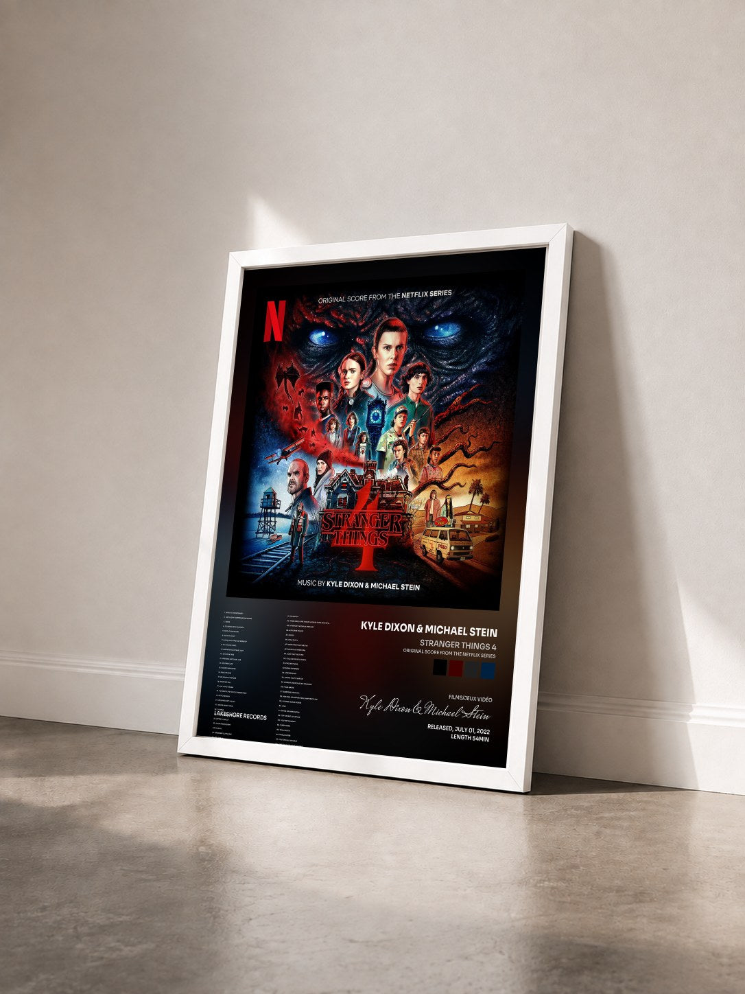 #blanc Tableau de l'album Stranger Things 4 (Original Score From The Netflix Series) de Kyle Dixon & Michael Stein vu de trois quarts, cadre blanc