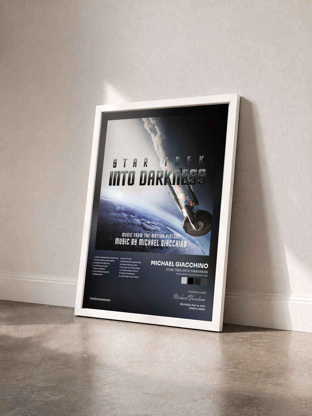 #blanc Tableau de l'album Star Trek Into Darkness (Music From The Motion Picture) de Michael Giacchino vu de trois quarts, cadre blanc