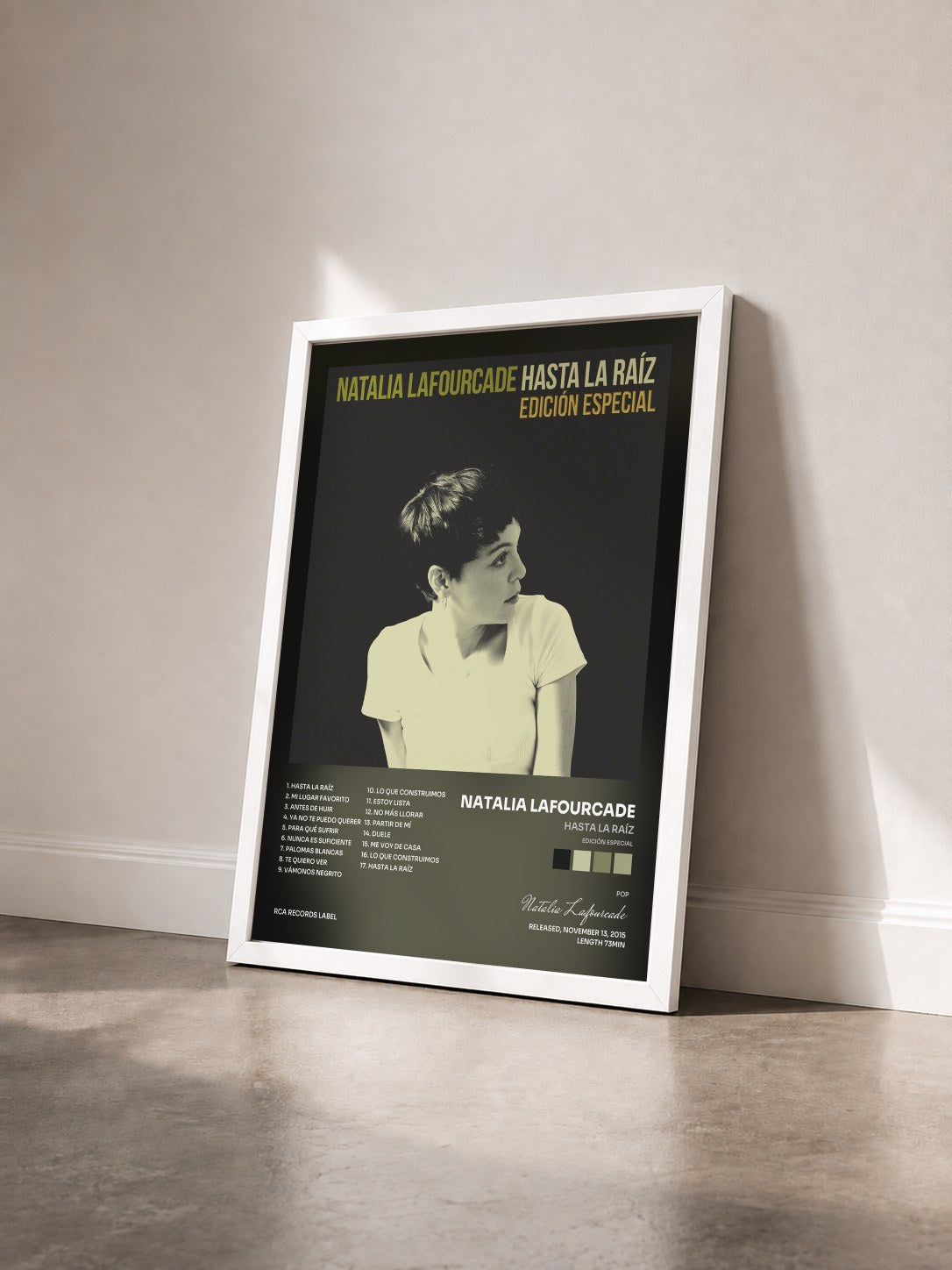 #blanc Tableau de l'album Hasta la Raíz (Edición Especial) de Natalia Lafourcade vu de trois quarts, cadre blanc