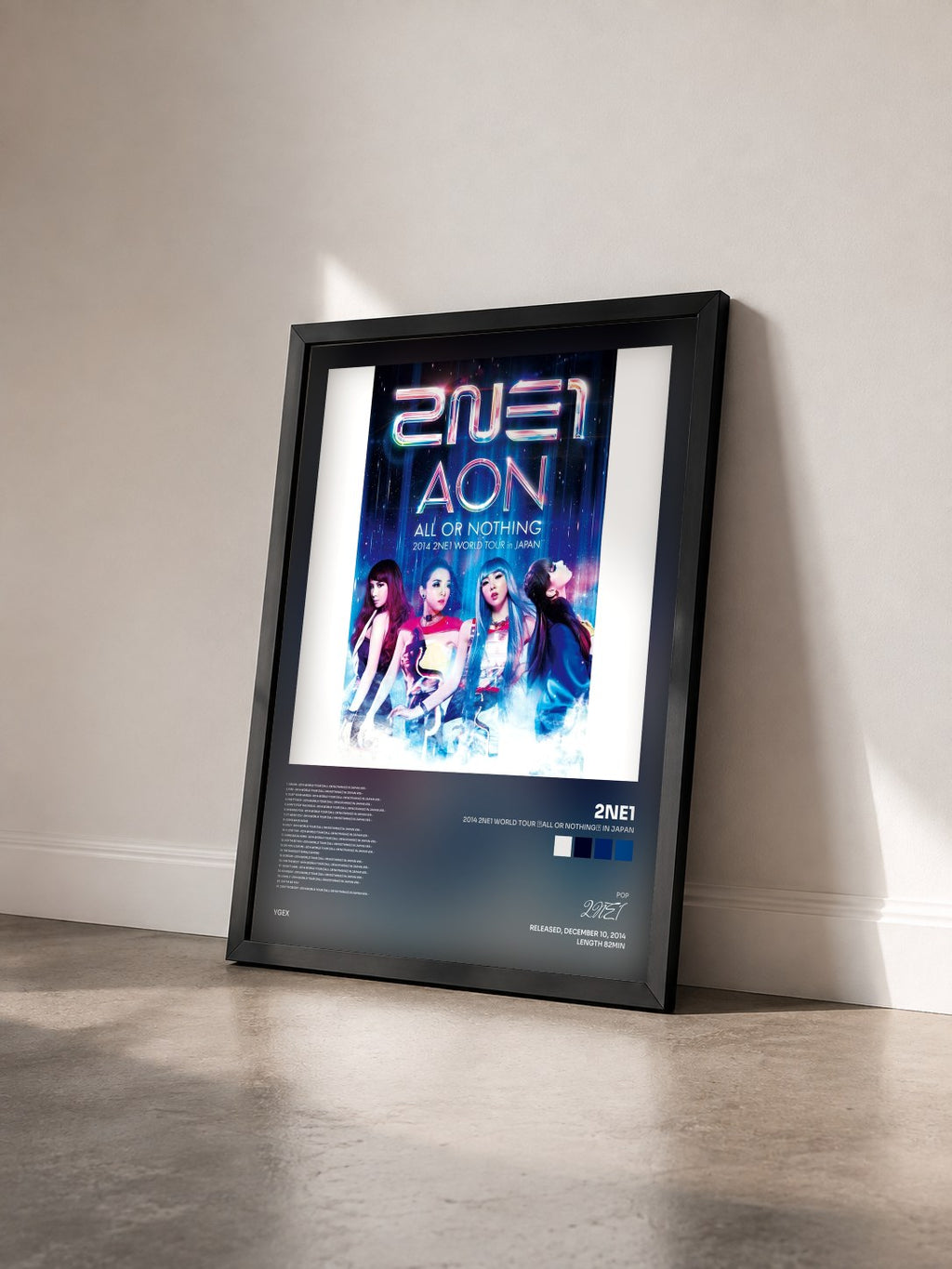 #noir Tableau de l'album 2014 2NE1 WORLD TOUR ～ALL OR NOTHING～ in JAPAN de 2NE1 vu de trois quarts, cadre noir